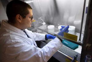 Leonardo José Monteiro de Macêdo Filho uses equipment in a lab